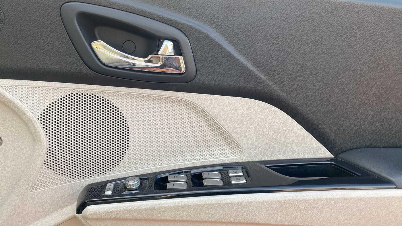 2019 Mahindra XUV300 W8 (O) 1.5 DIESEL, Diesel, Manual, 43,184 km, Driver Side Door Panels Control