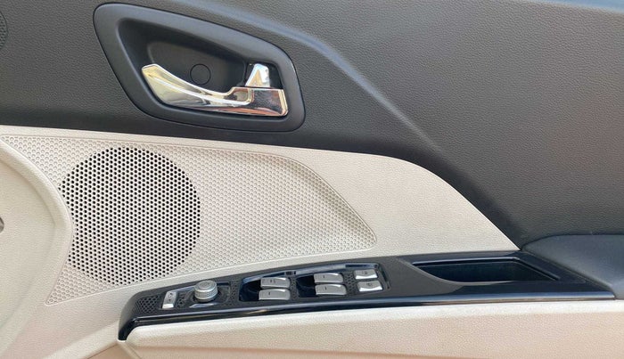 2019 Mahindra XUV300 W8 (O) 1.5 DIESEL, Diesel, Manual, 43,184 km, Driver Side Door Panels Control