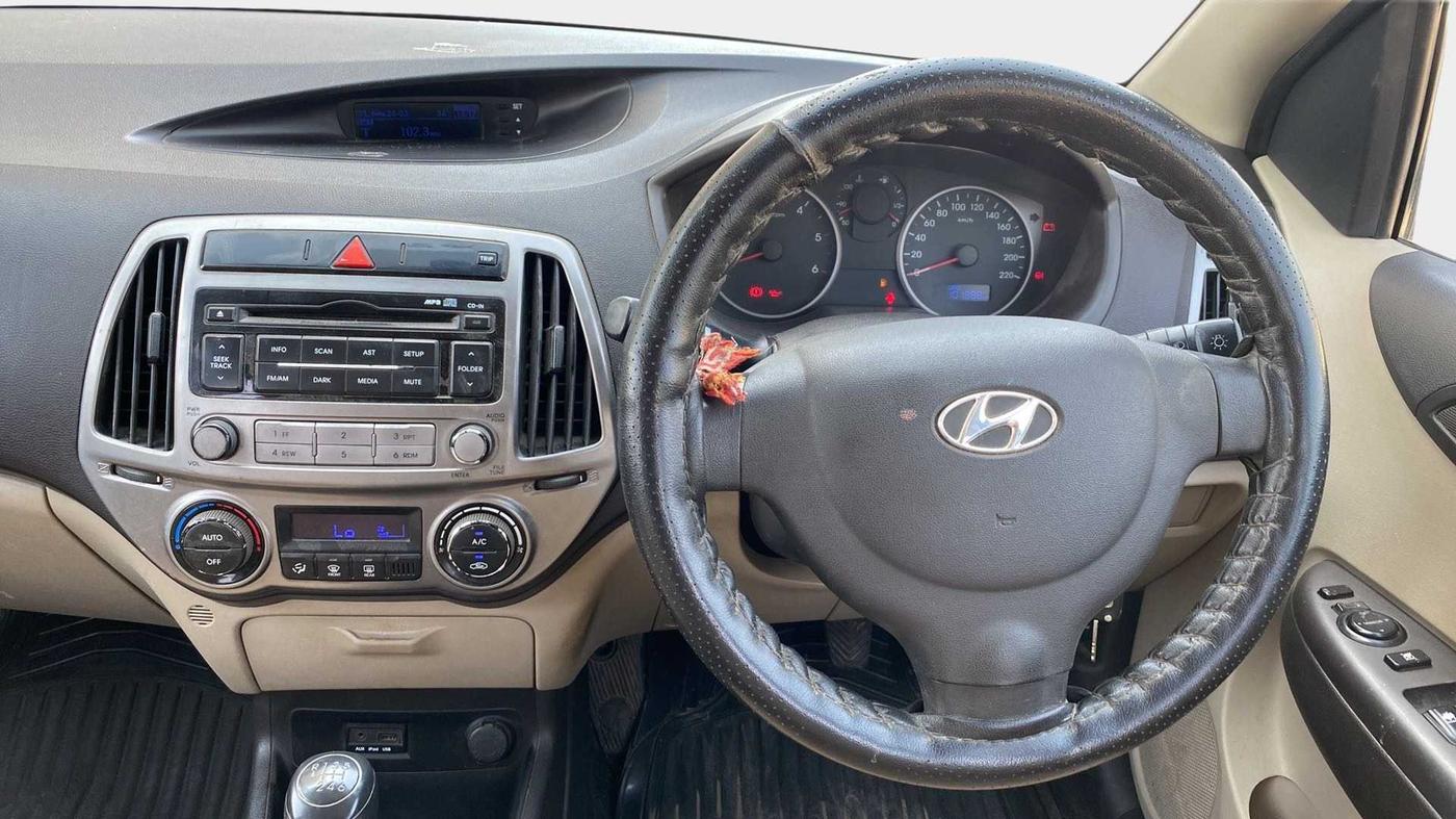 2013 Hyundai i20 MAGNA 1.4 CRDI, Diesel, Manual, 1,01,877 km, Steering Wheel Close Up