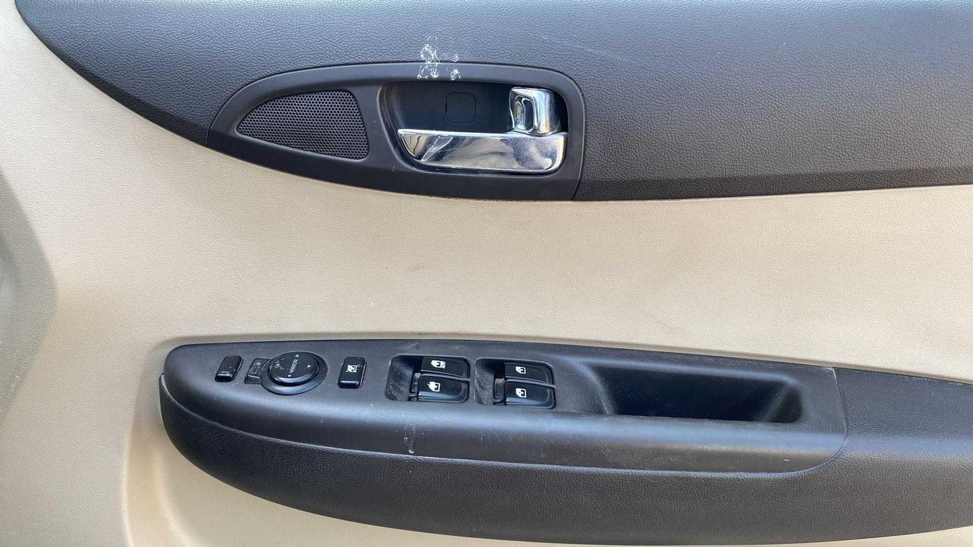 2013 Hyundai i20 MAGNA 1.4 CRDI, Diesel, Manual, 1,01,877 km, Driver Side Door Panels Control