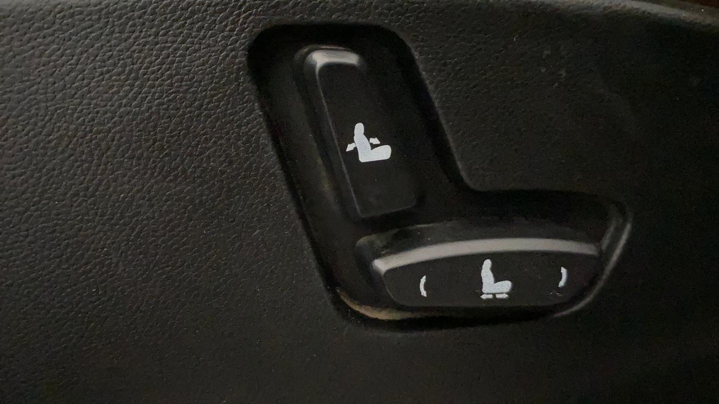 2021 MG HECTOR PLUS SMART 2.0 DIESEL TURBO MT 7-STR, Diesel, Manual, 87,830 km, Driver Side Adjustment Panel