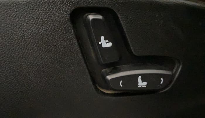 2021 MG HECTOR PLUS SMART 2.0 DIESEL TURBO MT 7-STR, Diesel, Manual, 87,830 km, Driver Side Adjustment Panel