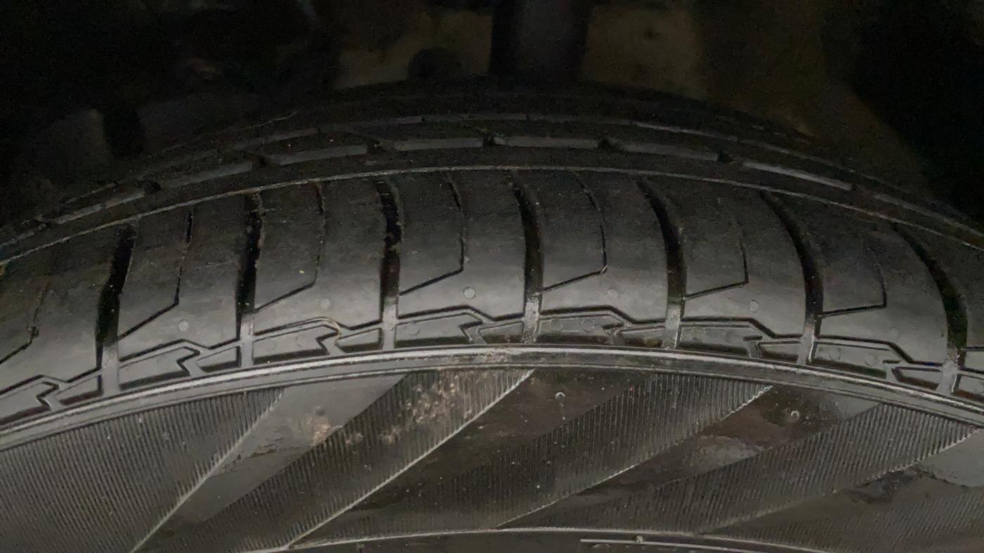 2021 MG HECTOR PLUS SMART 2.0 DIESEL TURBO MT 7-STR, Diesel, Manual, 87,830 km, Left Front Tyre Tread
