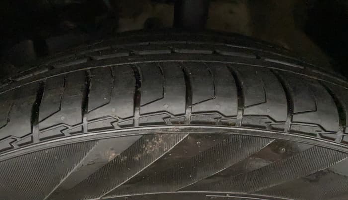 2021 MG HECTOR PLUS SMART 2.0 DIESEL TURBO MT 7-STR, Diesel, Manual, 87,830 km, Left Front Tyre Tread