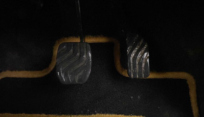 2017 Renault Kwid RXT 1.0 AMT (O), CNG, Automatic, 61,674 km, Pedals