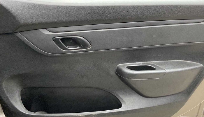 2017 Renault Kwid RXT 1.0 AMT (O), CNG, Automatic, 61,674 km, Driver Side Door Panels Control