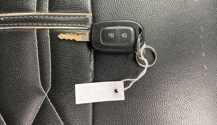 2017 Renault Kwid RXT 1.0 AMT (O), CNG, Automatic, 61,674 km, Key Close Up