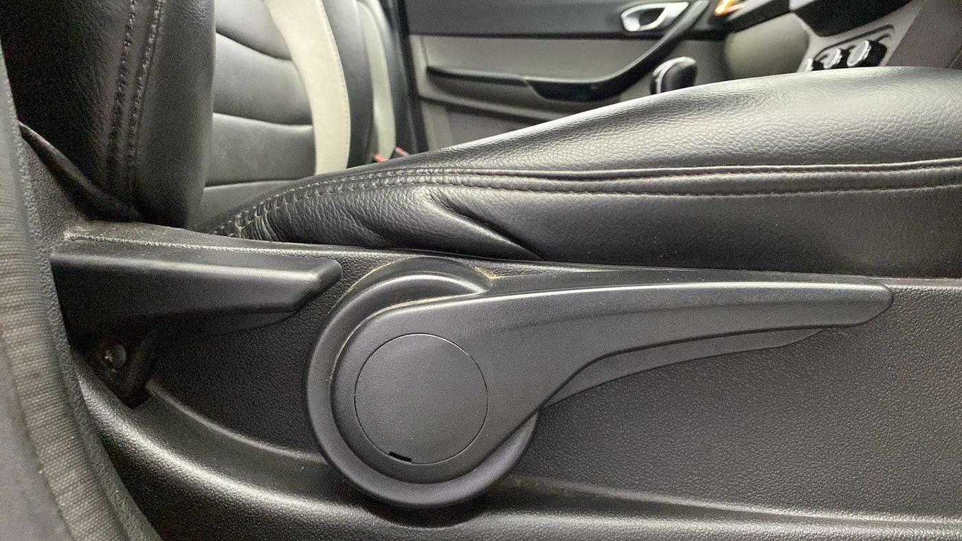 2016 Tata Tiago XZ PETROL, Petrol, Manual, 77,735 km, Driver Side Adjustment Panel