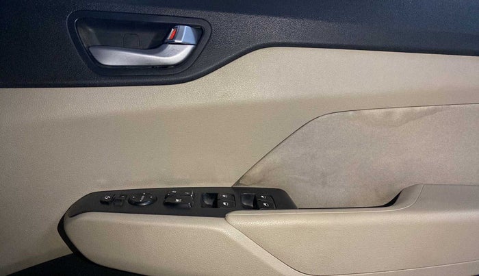 2017 Hyundai Verna 1.6 CRDI SX + AT, Diesel, Automatic, 95,428 km, Driver Side Door Panels Control