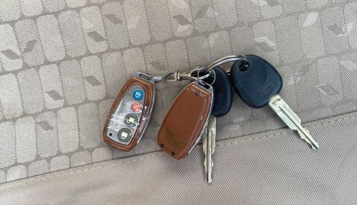 2011 Hyundai Santro Xing GL PLUS, Petrol, Manual, 1,00,022 km, Key Close Up