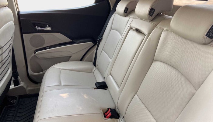 2022 Mahindra XUV300 W8 (O) 1.2 PETROL, Petrol, Manual, 39,052 km, Right Side Rear Door Cabin
