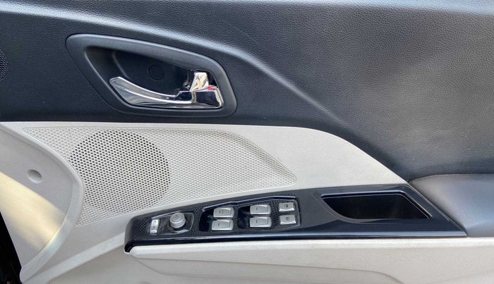 2022 Mahindra XUV300 W8 (O) 1.2 PETROL, Petrol, Manual, 39,052 km, Driver Side Door Panels Control