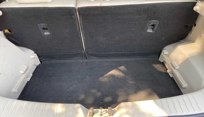 2022 Mahindra XUV300 W8 (O) 1.2 PETROL, Petrol, Manual, 39,052 km, Boot Inside
