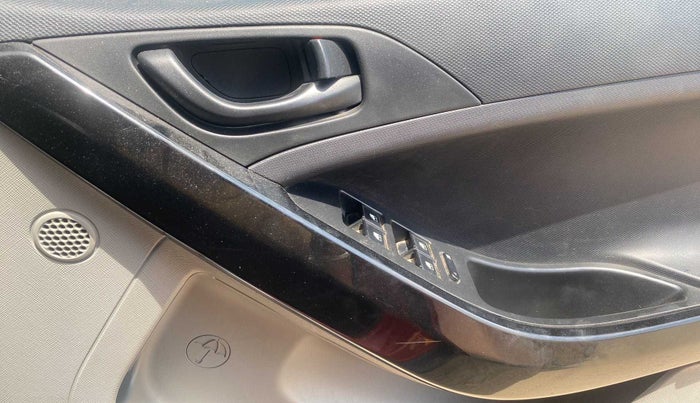 2018 Tata NEXON XM PETROL, CNG, Manual, 79,627 km, Driver Side Door Panels Control