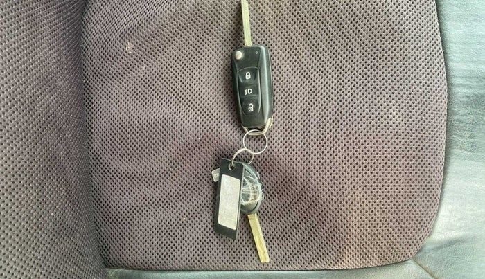 2018 Tata NEXON XM PETROL, CNG, Manual, 79,627 km, Key Close Up