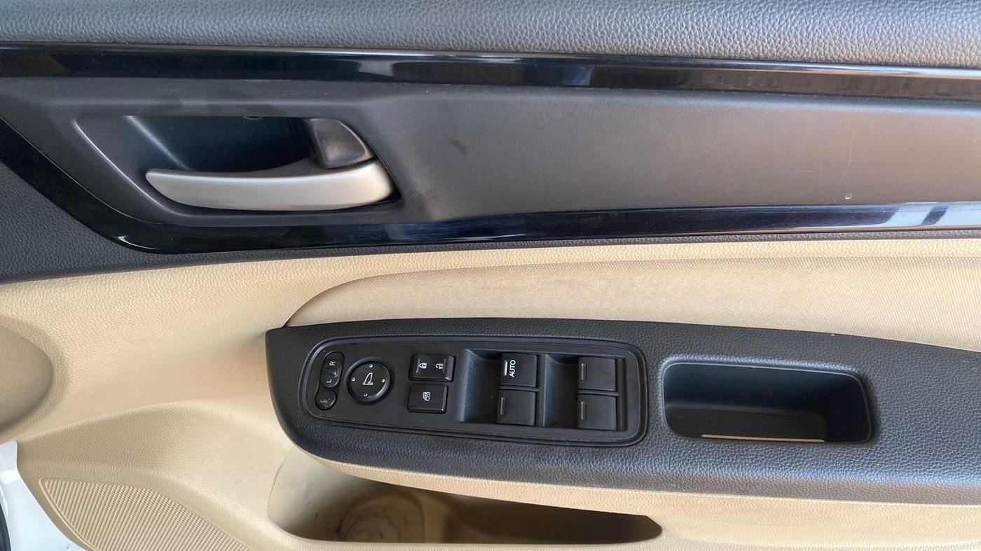 2019 Honda Amaze 1.2L I-VTEC S, CNG, Manual, 62,920 km, Driver Side Door Panels Control