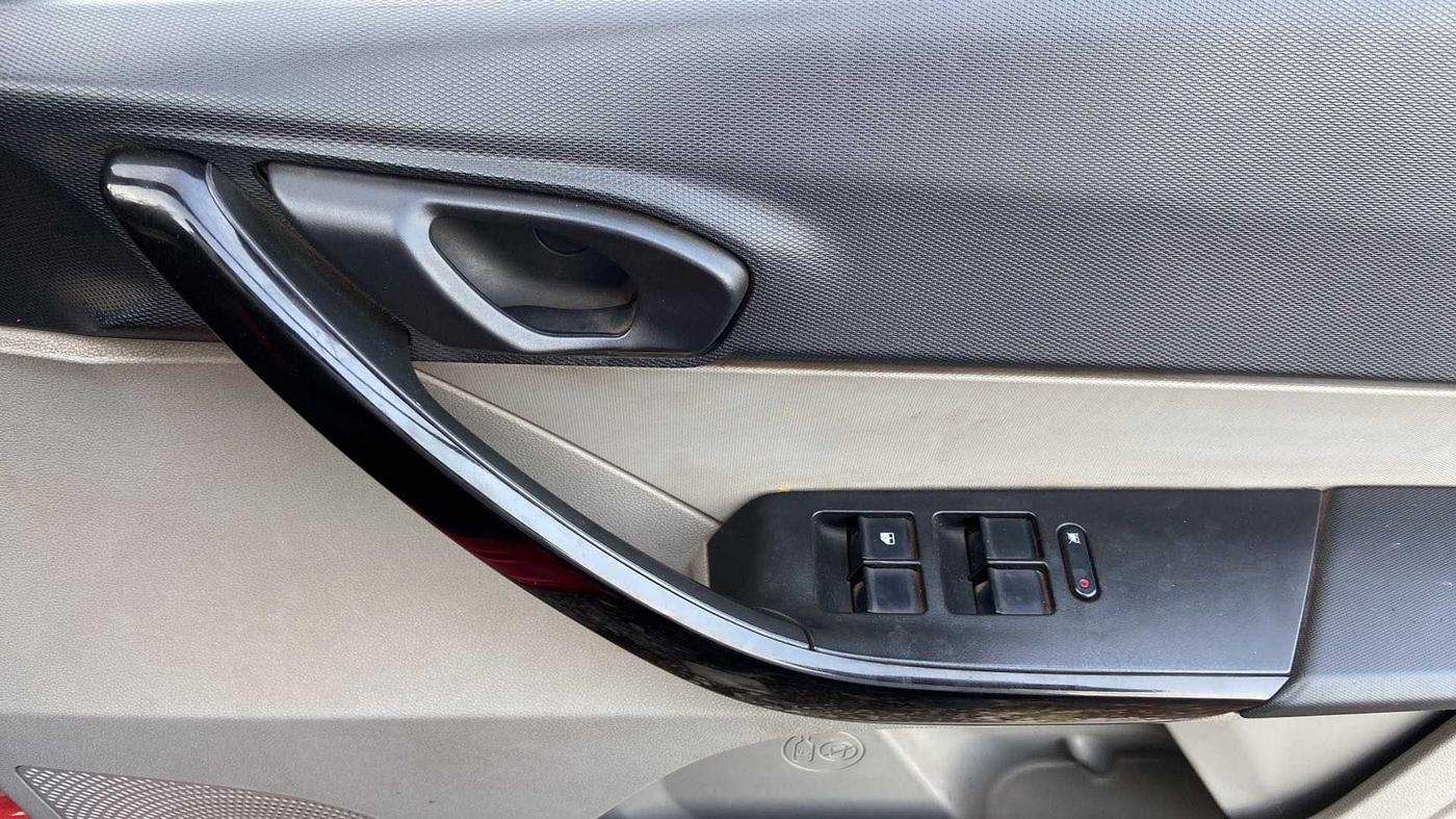 2017 Tata Tiago XT PETROL, Petrol, Manual, 50,240 km, Driver Side Door Panels Control