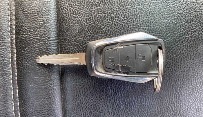 2017 Mahindra Kuv100 K6 6 STR, Petrol, Manual, 60,467 km, Key Close Up