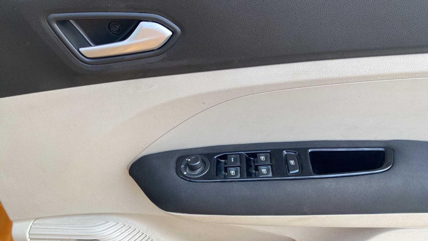 2020 Renault TRIBER RXZ AMT, Petrol, Automatic, 38,083 km, Driver Side Door Panels Control