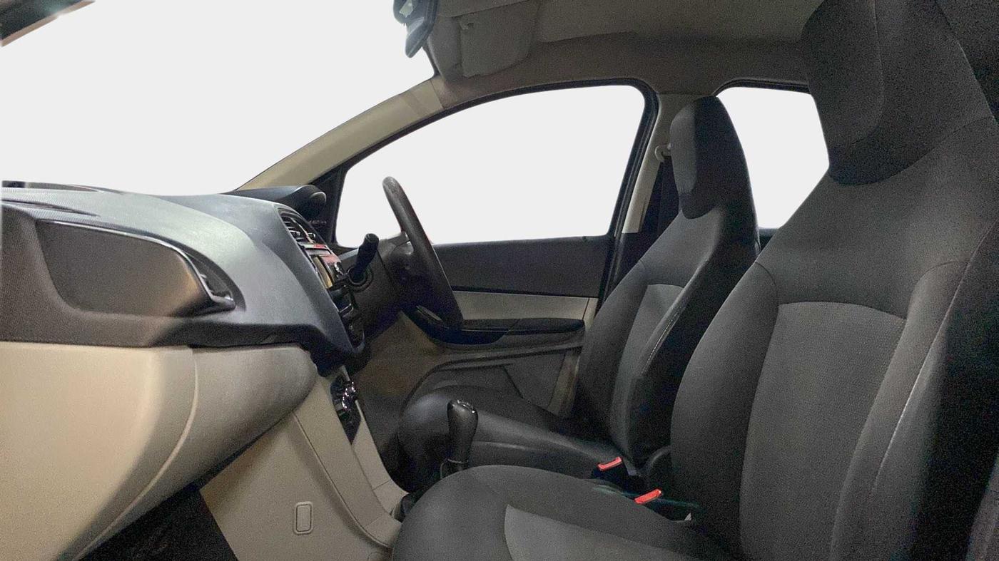 2018 Tata Tiago XM DIESEL, Diesel, Manual, 1,07,243 km, Right Side Front Door Cabin