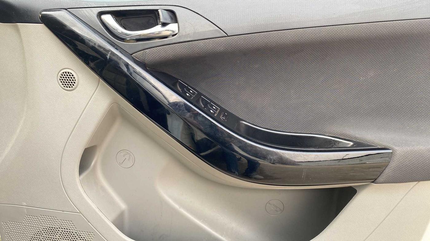 2018 Tata NEXON XZ PETROL, Petrol, Manual, 51,039 km, Driver Side Door Panels Control