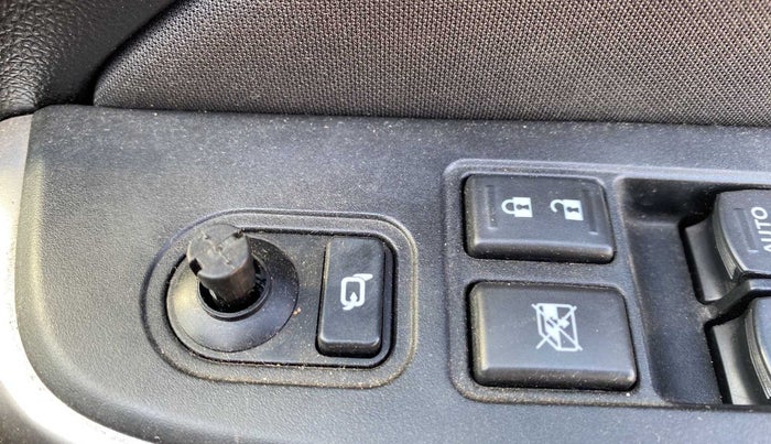 2022 Maruti Swift ZXI PLUS AMT DUAL TONE, Petrol, Automatic, 6,974 km, Right rear-view mirror - ORVM switch has minor damage