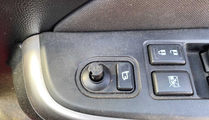 2022 Maruti Swift ZXI PLUS AMT DUAL TONE, Petrol, Automatic, 6,974 km, Left rear-view mirror - ORVM switch has minor damage