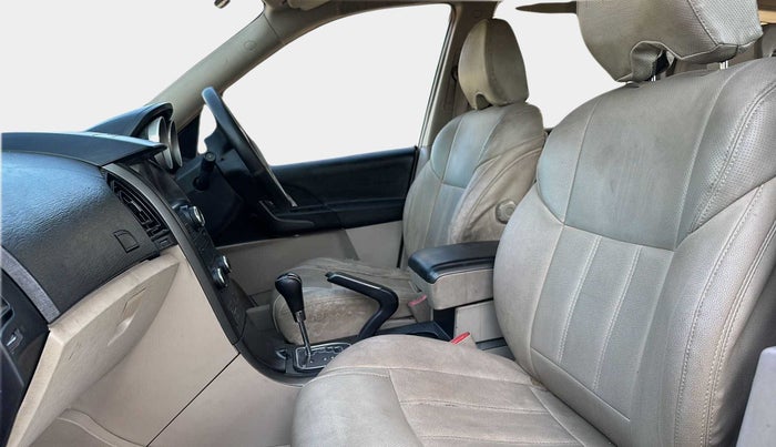2016 Mahindra XUV500 W6 AT, Diesel, Automatic, 85,364 km, Right Side Front Door Cabin