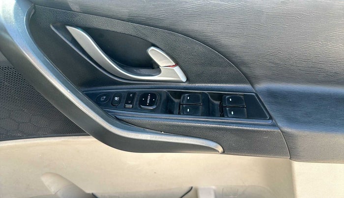 2016 Mahindra XUV500 W6 AT, Diesel, Automatic, 85,364 km, Driver Side Door Panels Control