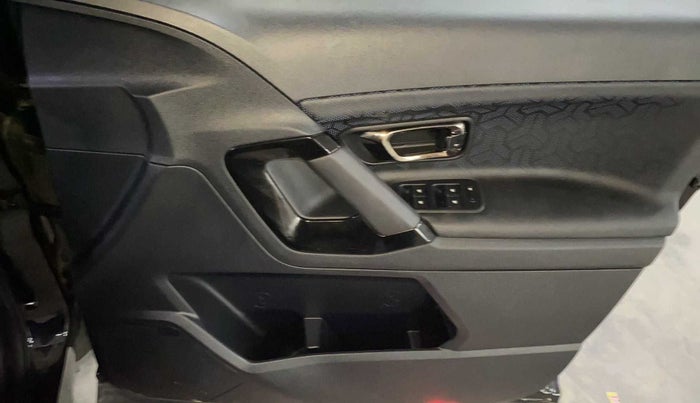 2023 Tata Harrier XZA PLUS 2.0L DARK EDITION, Diesel, Automatic, 5,933 km, Driver Side Door Panels Control