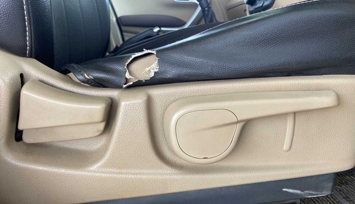 2017 Mahindra TUV300 T8, Diesel, Manual, 91,944 km, Driver Side Adjustment Panel