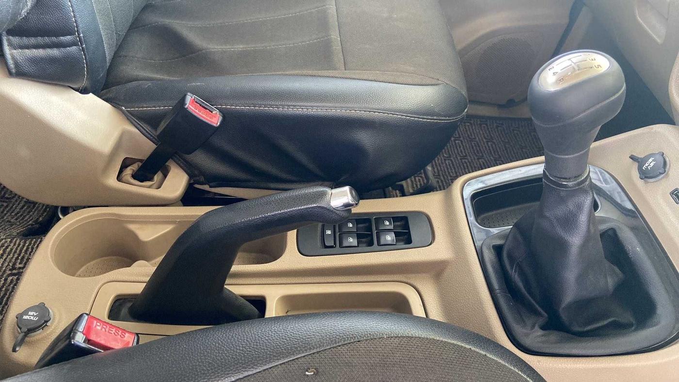 2017 Mahindra TUV300 T8, Diesel, Manual, 91,944 km, Gear Lever