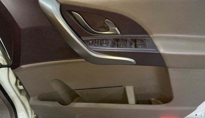 2014 Mahindra XUV500 W8, Diesel, Manual, 1,08,966 km, Driver Side Door Panels Control