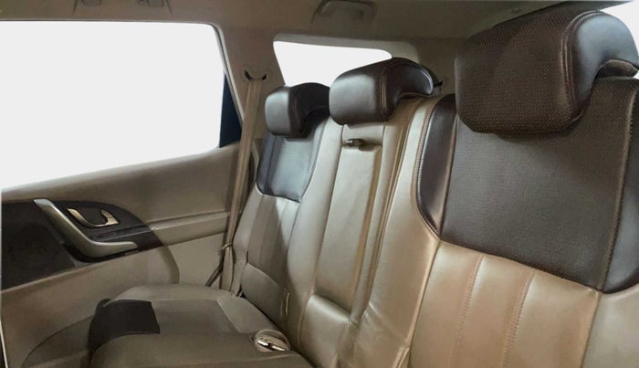 2014 Mahindra XUV500 W8, Diesel, Manual, 1,08,966 km, Right Side Rear Door Cabin