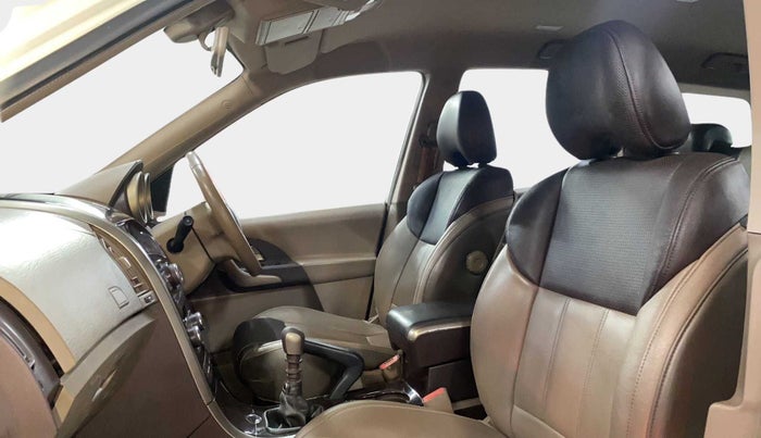 2014 Mahindra XUV500 W8, Diesel, Manual, 1,08,966 km, Right Side Front Door Cabin
