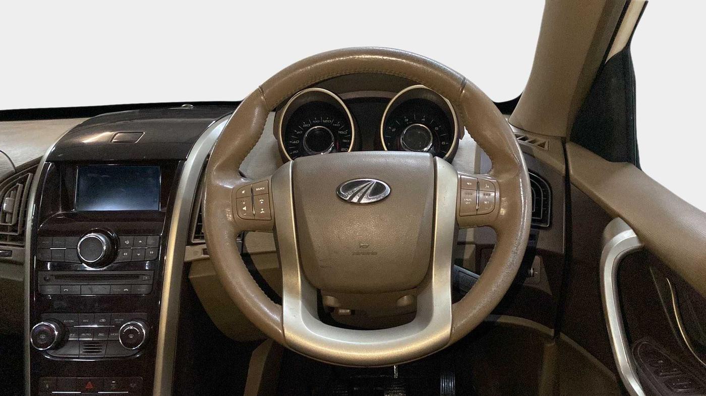 2014 Mahindra XUV500 W8, Diesel, Manual, 1,08,966 km, Steering Wheel Close Up
