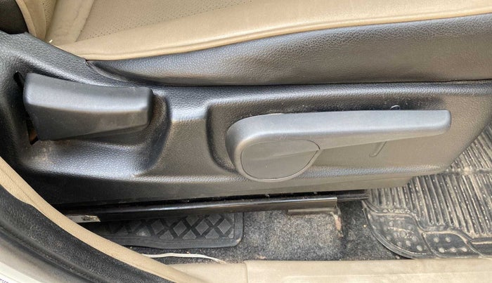 2018 Mahindra TUV300 T10, Diesel, Manual, 53,807 km, Driver Side Adjustment Panel