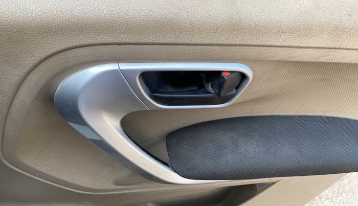 2018 Mahindra TUV300 T10, Diesel, Manual, 53,807 km, Driver Side Door Panels Control