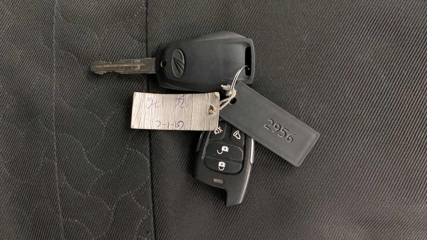 2019 Mahindra KUV 100 NXT K2 P 6 STR, Petrol, Manual, 20,023 km, Key Close Up