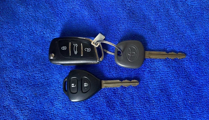 2015 Toyota Innova 2.5 VX 8 STR, Diesel, Manual, 96,972 km, Key Close Up