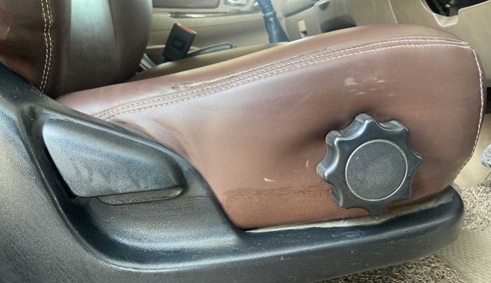 2015 Toyota Innova 2.5 VX 8 STR, Diesel, Manual, 96,972 km, Driver Side Adjustment Panel