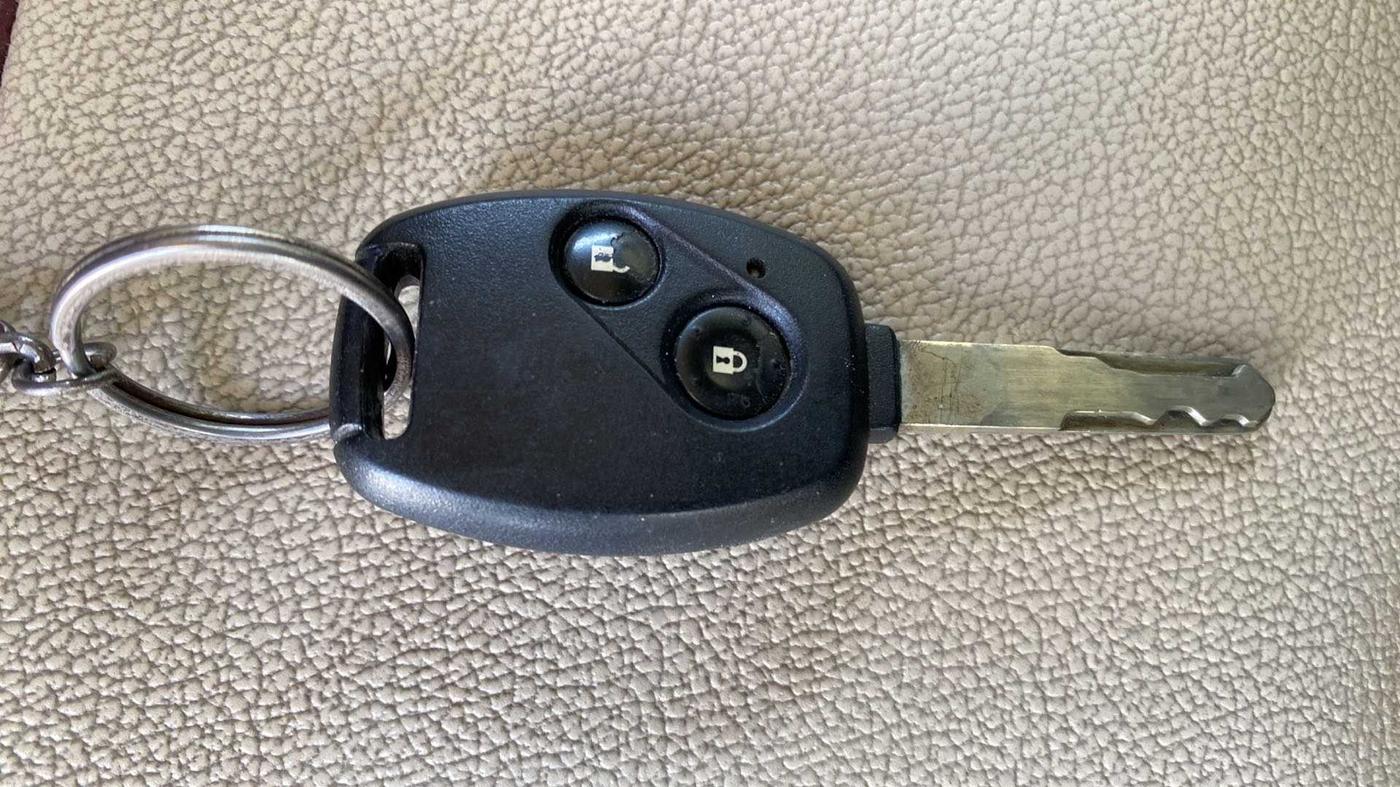 2013 Honda Brio V MT, Petrol, Manual, 26,945 km, Key Close Up