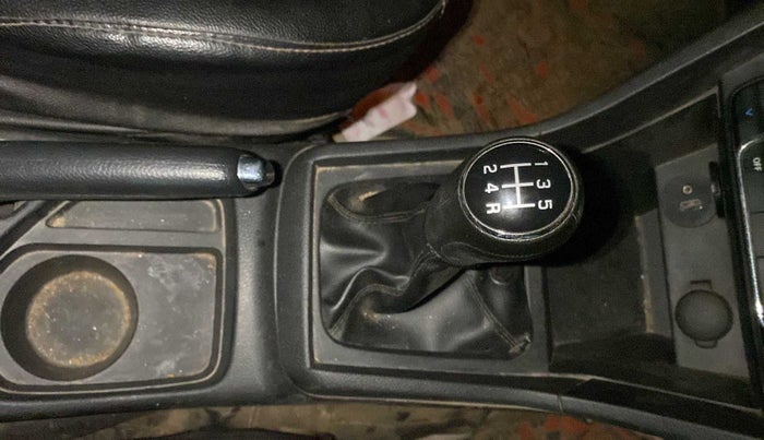 2019 Maruti Vitara Brezza ZDI PLUS, Diesel, Manual, 68,357 km, Gear lever - Boot cover slightly torn