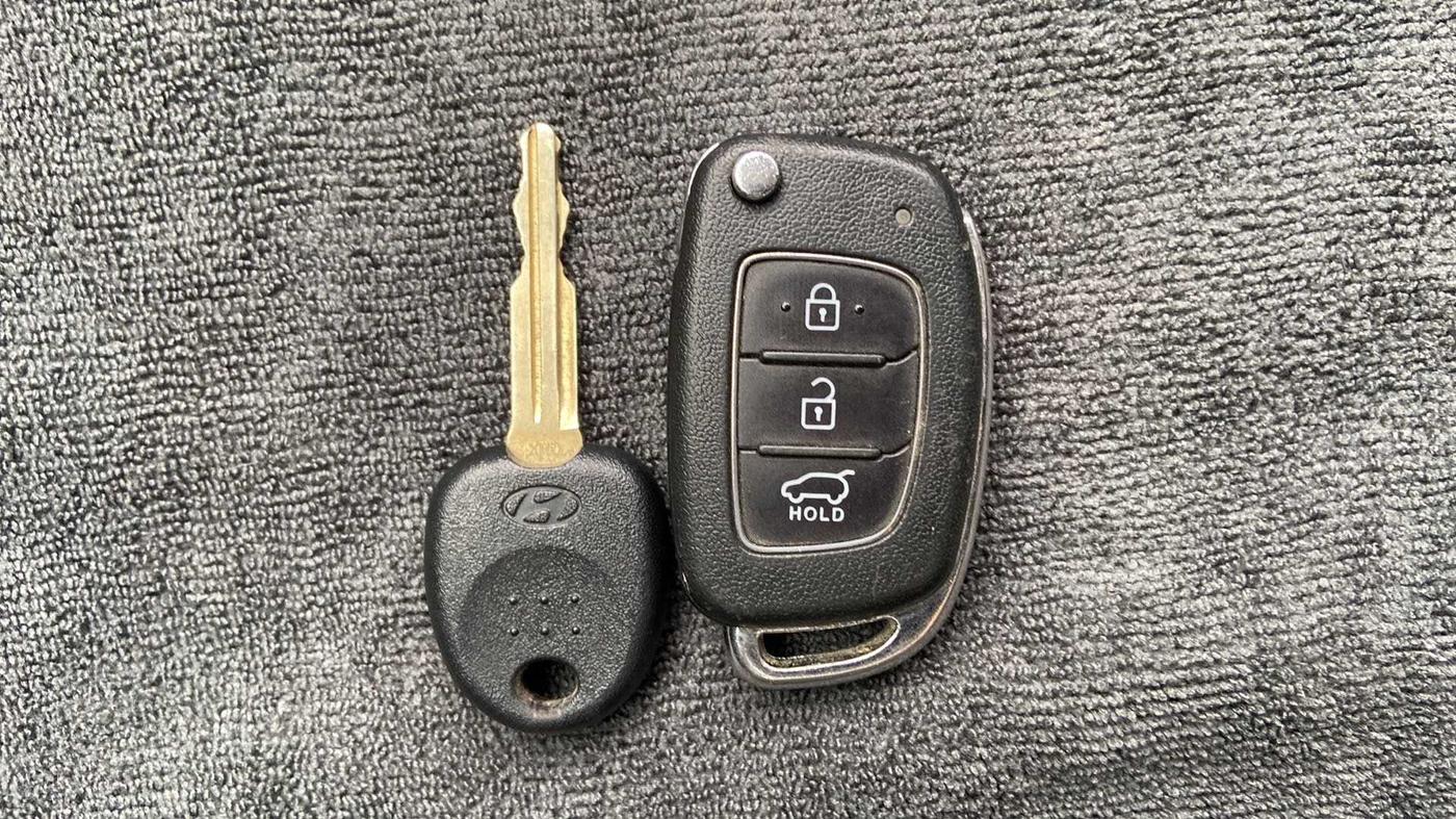 2020 Hyundai VENUE S 1.2, Petrol, Manual, 28,659 km, Key Close Up