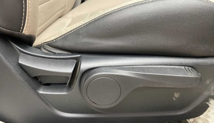2019 Mahindra XUV300 W8 1.2 PETROL, Petrol, Manual, 12,219 km, Driver Side Adjustment Panel