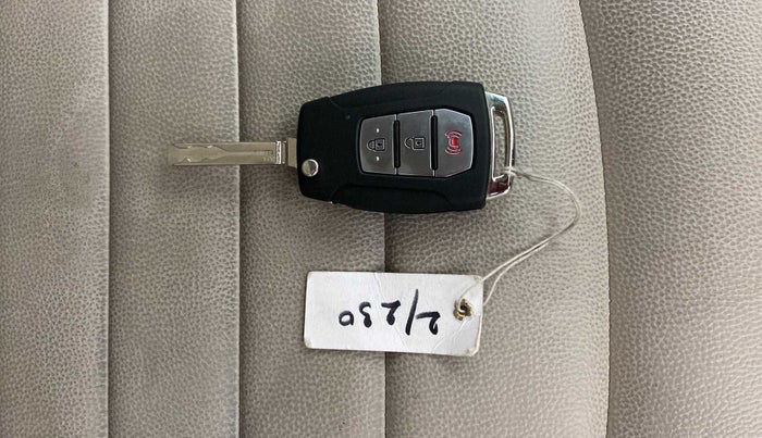 2019 Mahindra XUV300 W8 1.2 PETROL, Petrol, Manual, 12,219 km, Key Close Up