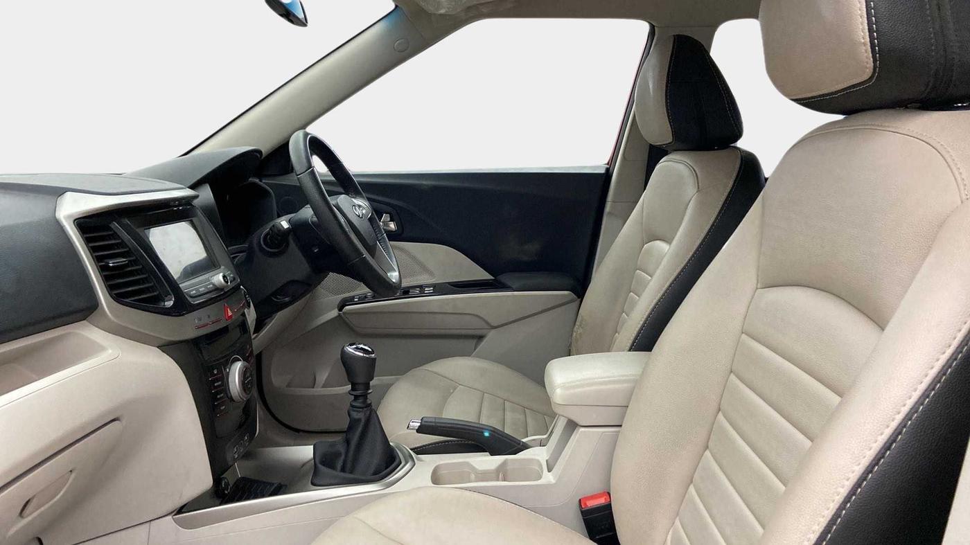 2019 Mahindra XUV300 W8 1.2 PETROL, Petrol, Manual, 12,219 km, Right Side Front Door Cabin