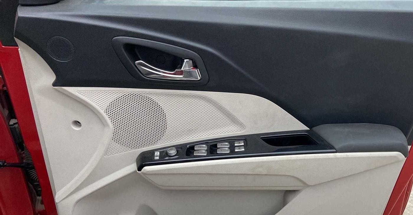 2019 Mahindra XUV300 W8 1.2 PETROL, Petrol, Manual, 12,219 km, Driver Side Door Panels Control