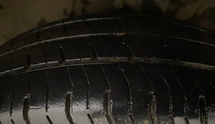 2013 Maruti A Star VXI, Petrol, Manual, 70,435 km, Right Front Tyre Tread