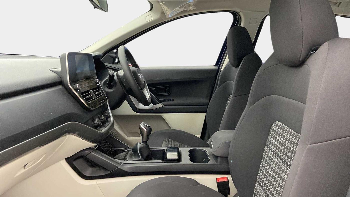 2022 Tata Safari XM SUNROOF, Diesel, Manual, 18,339 km, Right Side Front Door Cabin